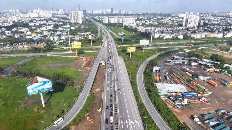Cao tốc Thành phố Hồ Chí Minh-Long Thành-Dầu Giây thường xuyên kẹt xe vào những dịp cao điểm nên cần "mở lối" giao thông bằng hệ thống đường sắt đô thị kết nối Thành phố Hồ Chí Minh đi sân bay Long Thành. (Ảnh: QUÝ HIỀN)
