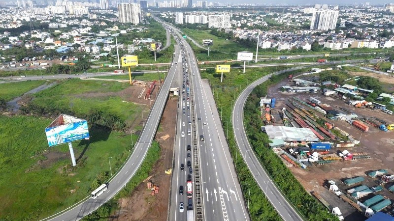 Tuyến cao tốc Thành phố Hồ Chí Minh-Long Thành thường xuyên quá tải nên Thành phố cần có các hình thức giao thông đa phương thức kết nối Thành phố Hồ Chí Minh với các tỉnh, trong đó có Đồng Nai. (Ảnh: QUÝ HIỀN)