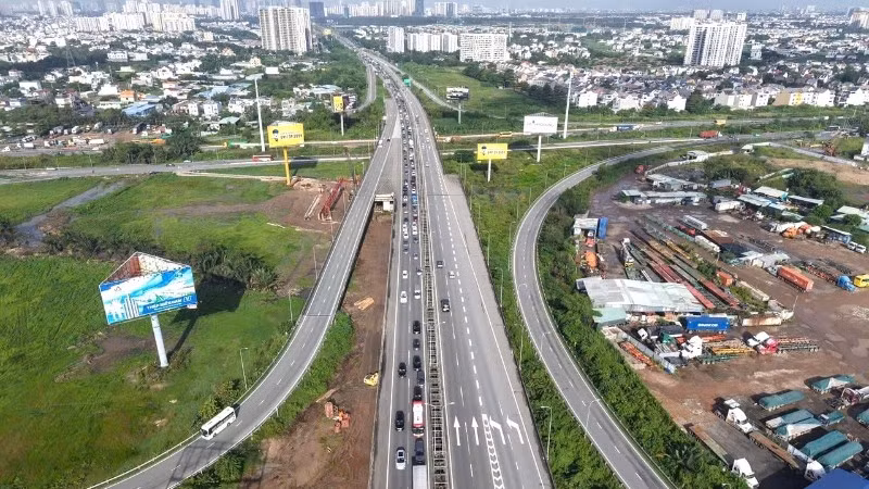 Tuyến cao tốc Thành phố Hồ Chí Minh-Long Thành thường xuyên quá tải nên Thành phố cần có các hình thức giao thông đa phương thức kết nối Thành phố Hồ Chí Minh với các tỉnh, trong đó có Đồng Nai. (Ảnh: QUÝ HIỀN)
