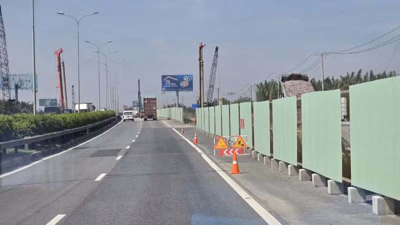Công trình mở rộng cao tốc Thành phố Hồ Chí Minh-Long Thành-Dầu Giây gấp rút thi công, giúp kết nối hạ tầng giao thông từ Thành phố Hồ Chí Minh đến sân bay Long Thành (ảnh: QUÝ HIỀN)
