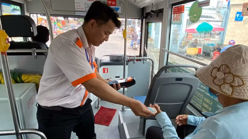 Hành khách đi các tuyến xe buýt điện trên địa bàn Thành phố. (Ảnh: QUÝ HIỀN)