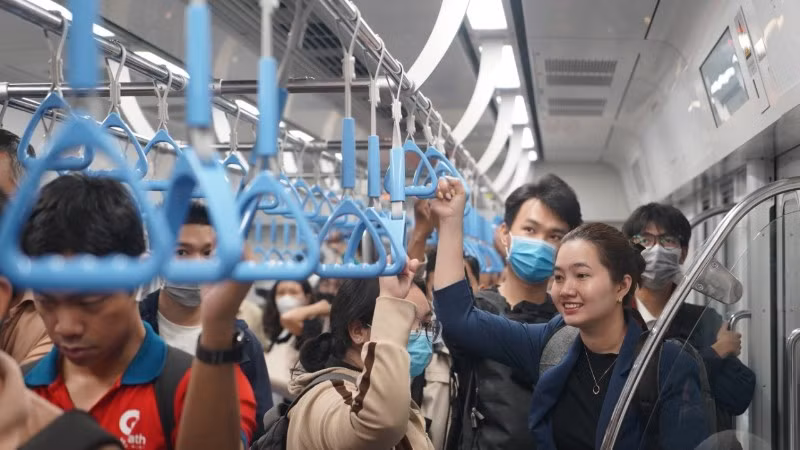 Hành khách đi Metro ngày 2/9 được miễn vé 100%. (Ảnh: THẾ ANH)