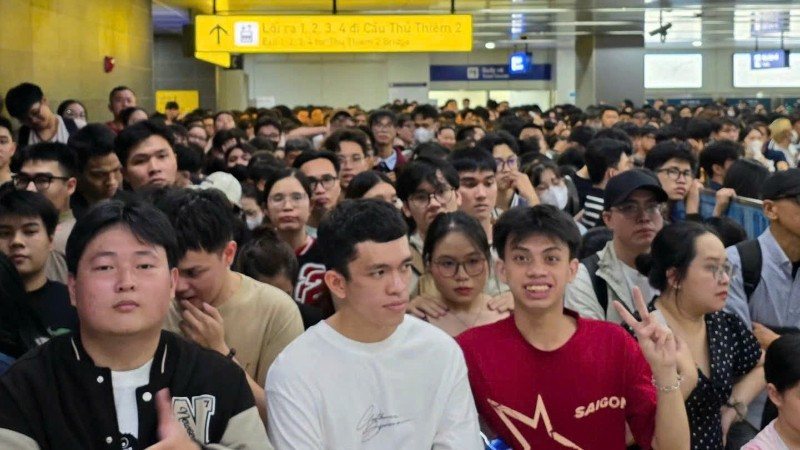 Hành khách đi tuyến Metro số 1 đón mừng năm mới 2026 (ảnh: VÕ LÊ)