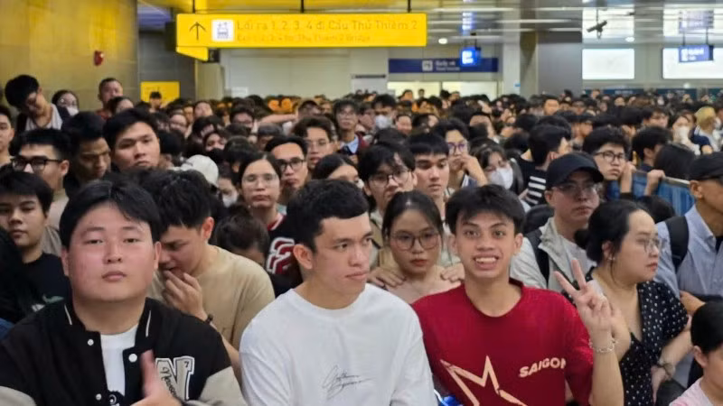 Hành khách đi tuyến Metro số 1 đón mừng năm mới 2026 (ảnh: VÕ LÊ)