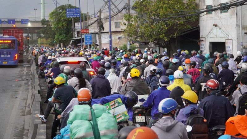 Phương tiện thường xuyên bị ùn tắc trên đường Nguyễn Thị Định, đoạn gần cảng Cát Lái. (Ảnh: VÕ LÊ)
