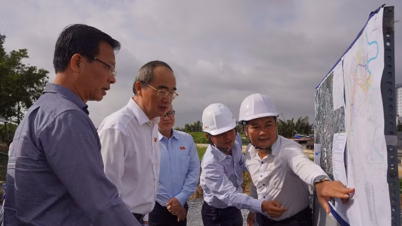 Đoàn Đại biểu Quốc hội Thành phố Hồ Chí Minh kiểm tra công trường dự án kênh Tham Lương-Bến Cát-rạch Nước Lên. (Ảnh: TÙNG ANH)