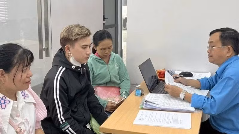 Trung tâm Tư vấn pháp luật - Liên đoàn Lao động Thành phố Hồ Chí Minh tư vấn người lao động đối với vụ việc nợ Bảo hiểm xã hội của Công ty TNHH Vinh Thông. (Ảnh: QUÝ HIỀN)