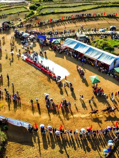 Toàn cảnh đường đua của những chú ngựa thồ của đồng bào người Mông xã Tả Lèng.