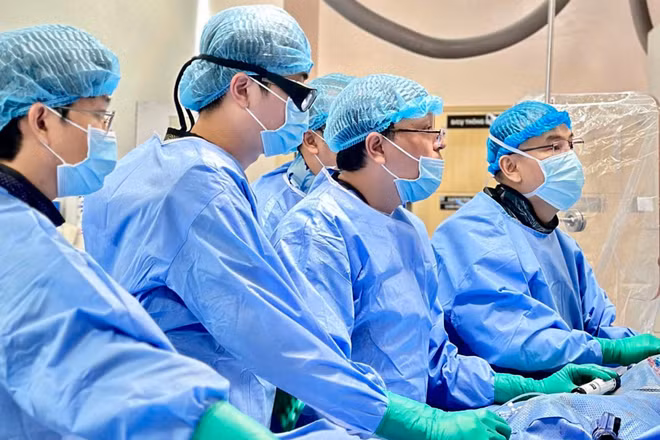 Ê-kíp Bệnh viện Đại học Y dược thành phố thực hiện kỹ thuật thay van động mạch chủ.