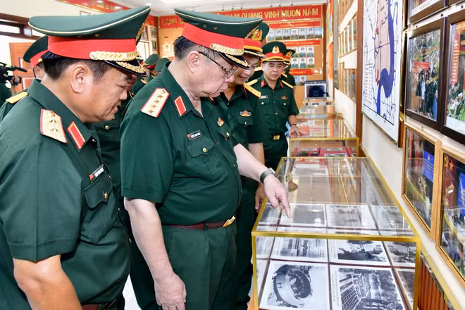 Đại tướng Nguyễn Trọng Nghĩa tham quan phòng truyền thống Trung đoàn 10. (Ảnh: HỮU TÂN)