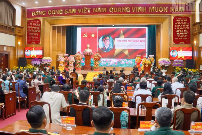 Lễ trao tặng danh hiệu Anh hùng Lực lượng vũ trang nhân dân tại Bộ Tư lệnh Quân khu 7.