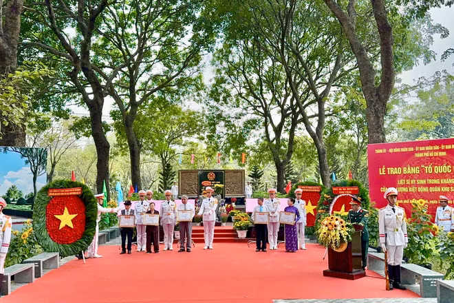 Quang cảnh lễ trao Bằng "Tổ quốc ghi công" cho 49 liệt sĩ Biệt động Sài Gòn-Gia Định. 