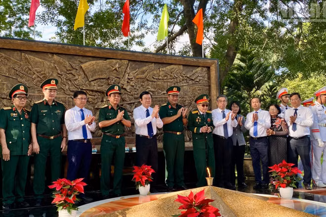 Các đại biểu dự Lễ khánh thành Bia tưởng niệm cán bộ, chiến sĩ Biệt động Sài Gòn-Gia Định.