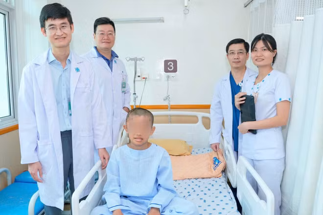 Ê-kíp điều trị và bệnh nhi sau ca phẫu thuật. 