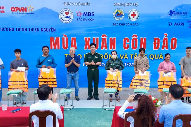 Chương trình thiện nguyện tổ chức trao quà cho người dân khó khăn tại Đặc khu Côn Đảo. (Ảnh: CTV).