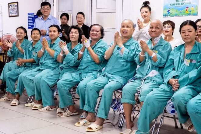 Những bệnh nhân điều trị ung thư vú tại Bệnh viện Chợ Rẫy tham gia sinh hoạt nâng cao sức khỏe tinh thần. (Ảnh: Bệnh viện cung cấp)
