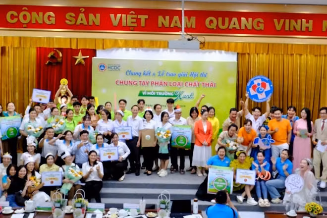 Trao giải thưởng cho các đội thi chung kết.