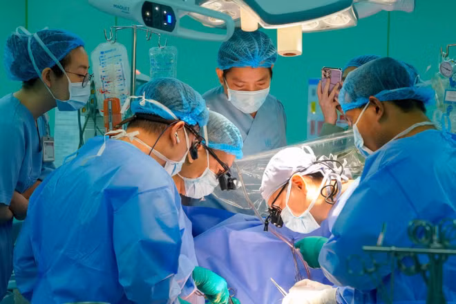Ê-kíp phẫu thuật ghép tim Bệnh viện Đại học Y dược Thành phố Hồ Chí Minh. 