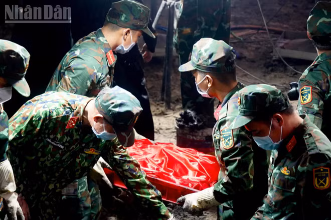 Lực lượng tìm kiếm hài cốt liệt sĩ làm nhiệm vụ ngày 13/7. 