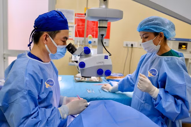 Ê-kíp phẫu thuật ca chấn thương mắt nghiêm trọng. 