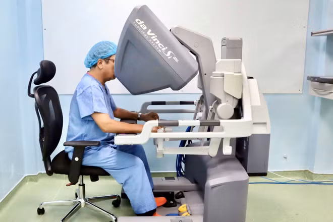 Tiến sĩ Lê Tế Kha sử dụng thiết bị phẫu thuật bằng robot. (Ảnh: Bệnh viện cung cấp)
