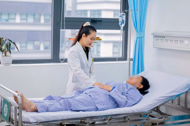 Bác sĩ thăm khám bệnh nhân sau phẫu thuật cấp cứu. 
