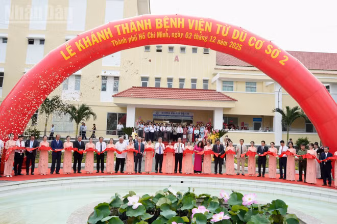 Các đại biểu cắt băng khánh thành Bệnh viện Từ Dũ cơ sở 2 ở Cần Giờ.
