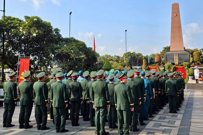Lực lượng vũ trang Quân khu 7 viếng Nghĩa trang liệt sĩ Thành phố Hồ Chí Minh. (Ảnh: TIẾN DƯƠNG)