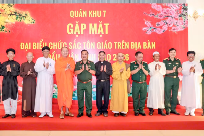 Thủ trưởng Bộ Tư lệnh Quân khu 7 chụp hình lưu niệm cùng đại biểu chức sắc, chức việc các tôn giáo. 