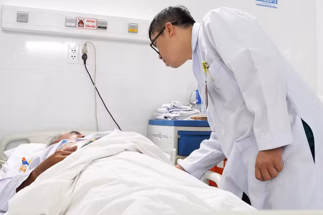 Bác sĩ Bệnh viện Thống Nhất thăm khám bệnh nhân. (Ảnh: BVCC)
