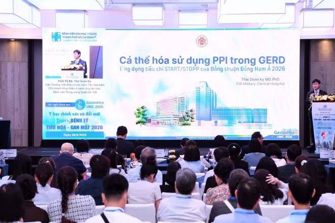 Báo cáo viên trình bày tại chương trình khoa học.
