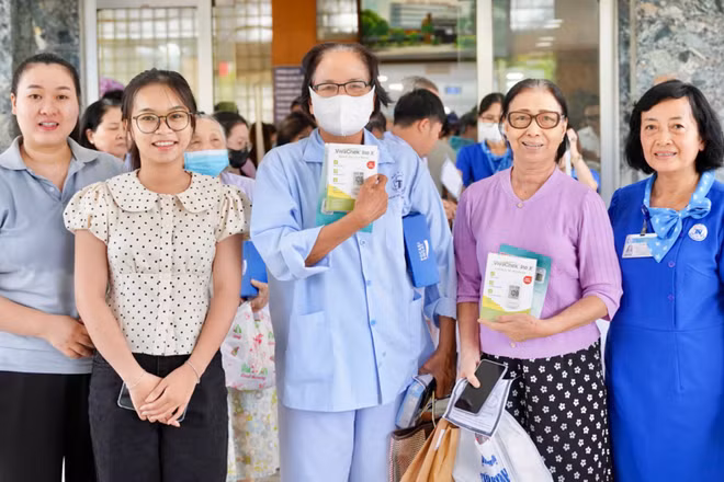 Bệnh nhân cao tuổi phấn khởi khi nhận quà tại "Phiên chợ 0 đồng".