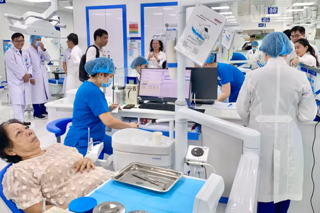 Người cao tuổi được tiếp cận nha khoa kỹ thuật cao tại Bệnh viện Thống Nhất. 