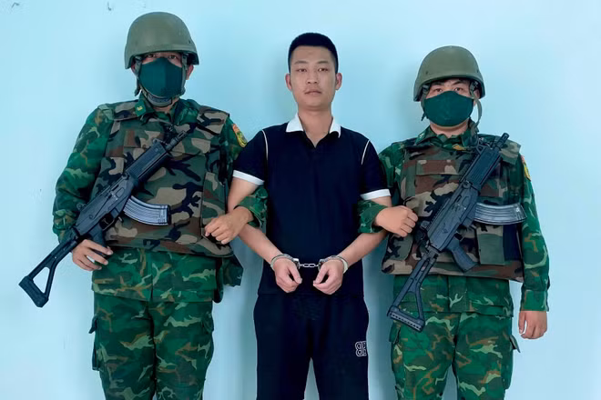 Bộ đội Biên phòng bắt giữ một đối tượng. (Ảnh: LÊ KHOA)