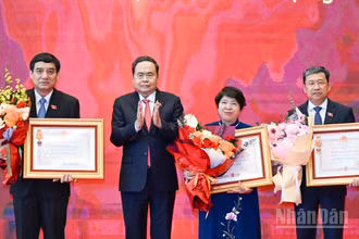 Chủ tịch Quốc hội Trần Thanh Mẫn trao Huân chương Độc lập hạng Ba của Chủ tịch nước tặng Ủy ban Văn hóa, Giáo dục của Quốc hội (giai đoạn 1964-2024); Ủy ban Đối ngoại của Quốc hội (giai đoạn 1974-2024); Ủy ban Xã hội của Quốc hội (giai đoạn 1964-2024). (Ảnh: DUY LINH)