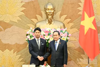 Chủ tịch Quốc hội Trần Thanh Mẫn và Trưởng ban Thanh niên Đảng Dân chủ Tự do Nhật Bản Nakasone Yasutaka. 