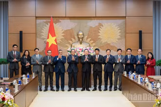 Chủ tịch Quốc hội Trần Thanh Mẫn với các đại biểu.