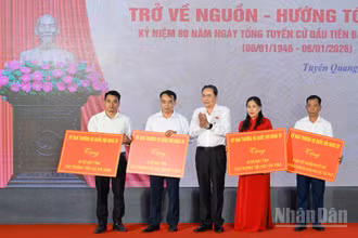 Chủ tịch Quốc hội Trần Thanh Mẫn trao 15 bộ máy tính cho 3 trường Tiểu học trên địa bàn xã Tân Trào và 1 máy xét nghiệm huyết học cho Phòng khám đa khoa khu vực Tân Trào.