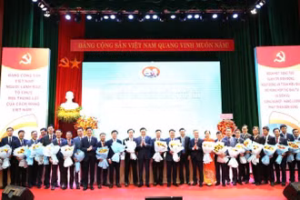 Các đồng chí lãnh đạo Tập đoàn dầu khí Quốc gia và lãnh đạo tỉnh Bà Rịa-Vũng Tàu chúc mừng Ban Chấp hành Đảng bộ Vietsovpetro nhiệm kỳ 2025-2030.