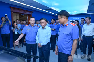 Thường trực Ban Bí thư Trần Cẩm Tú thăm Trung tâm điều hành thông minh ngành Kiểm sát nhân dân. (Ảnh: DUY LINH)