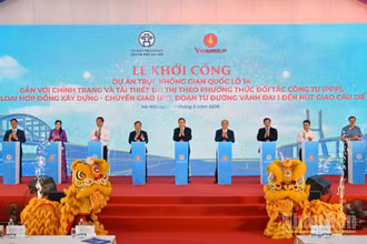 Chủ tịch Quốc hội Trần Thanh Mẫn và các đại biểu thực hiện nghi thức khởi công Dự án trục không gian Quốc lộ 1A. (Ảnh: DUY LINH)