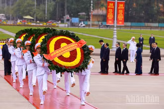 Vòng hoa của đoàn mang dòng chữ “Đời đời nhớ ơn Chủ tịch Hồ Chí Minh vĩ đại”.