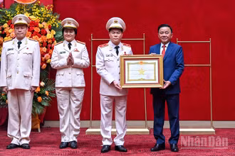 Thường trực Ban Bí thư Trần Cẩm Tú trao danh hiệu Anh hùng lực lượng vũ trang nhân dân tặng lực lượng An ninh nội địa. (Ảnh: DUY LINH) 