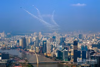 Tác phẩm: Vươn mình; Tác giả: Nguyễn Tiến Anh Tuấn (Hình ảnh biên đội 3 chiếc SU-30MK2 của không quân Việt Nam bay biểu diễn, thả đạn nhiễu rực sáng trên bầu trời Thành phố Hồ Chí Minh trong dịp Lễ kỷ niệm 50 năm Ngày Giải phóng miền nam, thống nhất đất nước, như thể hiện một sức sống mạnh mẽ của dân tộc, khẳng định chủ quyền với bầu trời tự do, sự vươn mình trong kỷ nguyên mới của thành phố mang tên Bác nói riêng và Việt Nam nói chung). 