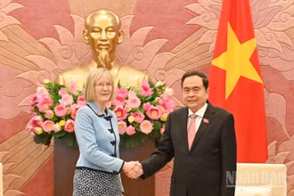 Chủ tịch Quốc hội Trần Thanh Mẫn và Đại sứ Australia Gillian Bird.