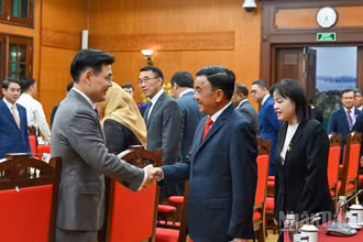 Thường trực Ban Bí thư Trần Cẩm Tú với Trưởng đoàn chính đảng các nước ASEAN tại cuộc tiếp. (Ảnh: DUY LINH)