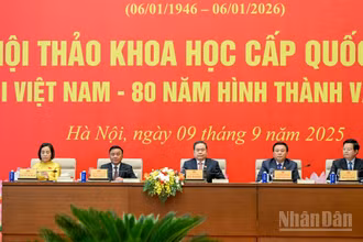 Chủ tịch Quốc hội Trần Thanh Mẫn, Thường trực Ban Bí thư Trần Cẩm Tú và các đồng chí lãnh đạo chủ trì hội thảo.