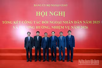 Thường trực Ban Bí thư Trần Cẩm Tú với các đồng chí lãnh đạo Bộ Ngoại giao tại hội nghị. (Ảnh: DUY LINH)