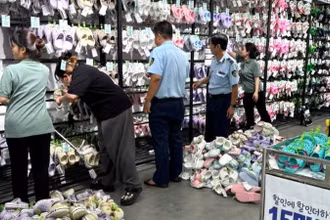 Lực lượng quản lý thị trường kiểm tra cửa hàng giày dép tại khu vực đường Đống Đa-Tô Hiến Thành, phường Nam Nha Trang.