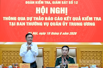 Thường trực Ban Bí thư Trần Cẩm Tú, Trưởng Đoàn kiểm tra, giám sát số 12 của Bộ Chính trị chủ trì hội nghị. (Ảnh: DUY LINH)